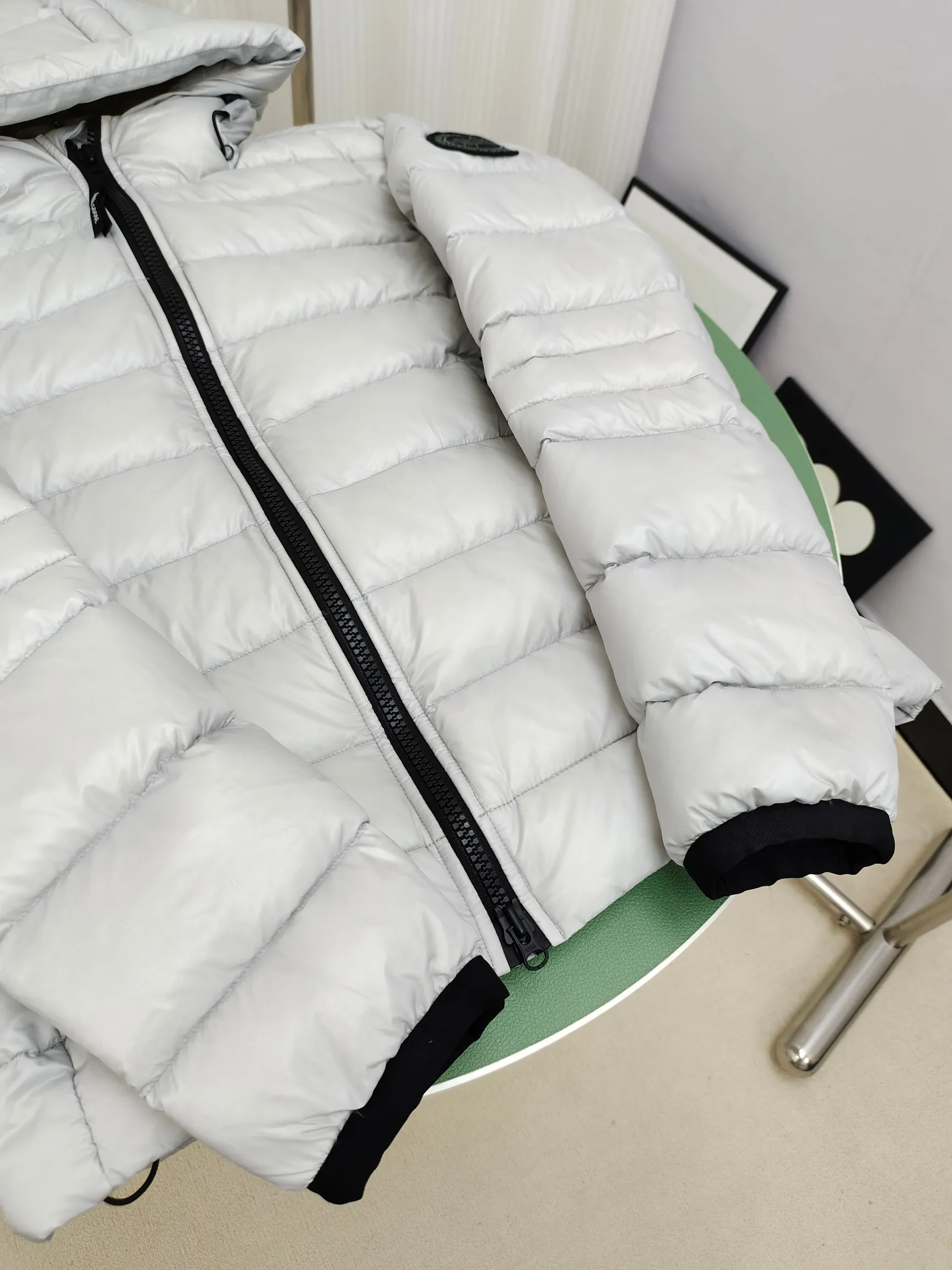 P840 𝘾𝘼𝙉𝘼𝘿𝘼 𝙂𝙊𝙊𝙎𝙀/Canada Goose 2227 thin and light model. It’s super lightweight and doesn’t feel any weight on your upper body at all! Show more temperament‼  Canada Goose, a Canadian brand, has always been recognized as the warmest down jacket. Various Instagram celebrities, Internet celebrities, and celebrities often wear it for street photos. I make Canada Goose every year, but I still can’t get rid of my love for the goose. No matter how cold the winter is, there is no need to be afraid. Canada Goose is the legendary warmest down jacket and is known as a must-have for Arctic outdoor sports! The most popular down jacket in the world, celebrities are rushing to buy it, it is a must-have! Code number: XS-2XL Color: silver gray (red label) silver gray (black label), black (red label), black (black label), dark blue